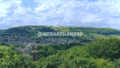 Tour d'église au-dessus d'un village à flanc de colline | Photographie de campagne d'art